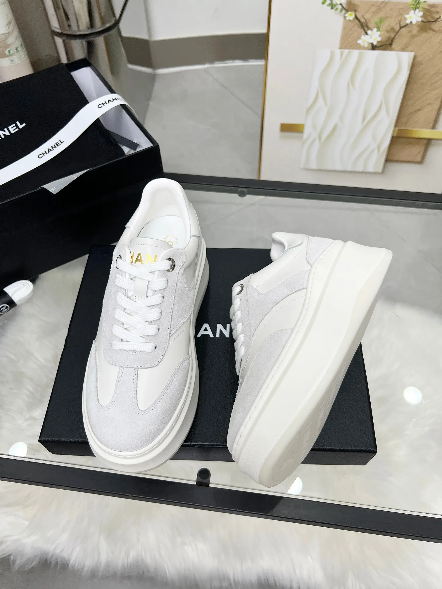 👟👟Ex-factory price 480👟👟 CHANEL 25C spring and summer new sports shoes official website is available at the same time ❤️ Counter out-of-stock kings. Major bloggers are recommending new styles on social days. This season’s new styles are simply eye-catching and look great on the feet. The casual casual sports style is refreshing and natural, interpreting Chanel’s fashionable femininity. The overall customization makes all sports models on the market at that time obsolete. This series is now available for sale! The upper is made of custom imported pebbled calf leather ➕ custom frosted calf leather. The lining is made of original one-to-one professionally customized mesh. Hardware accessories. Original full set of molds (not common in the market). Original custom molded TPU combination outsole. Height 4 cm. Women's size 35-39.